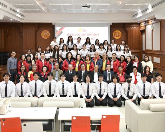 พิธีมอบทุนการศึกษาและเงินบริจาคเพื่อสนับสนุนคณะที่ท่าพระจันทร์